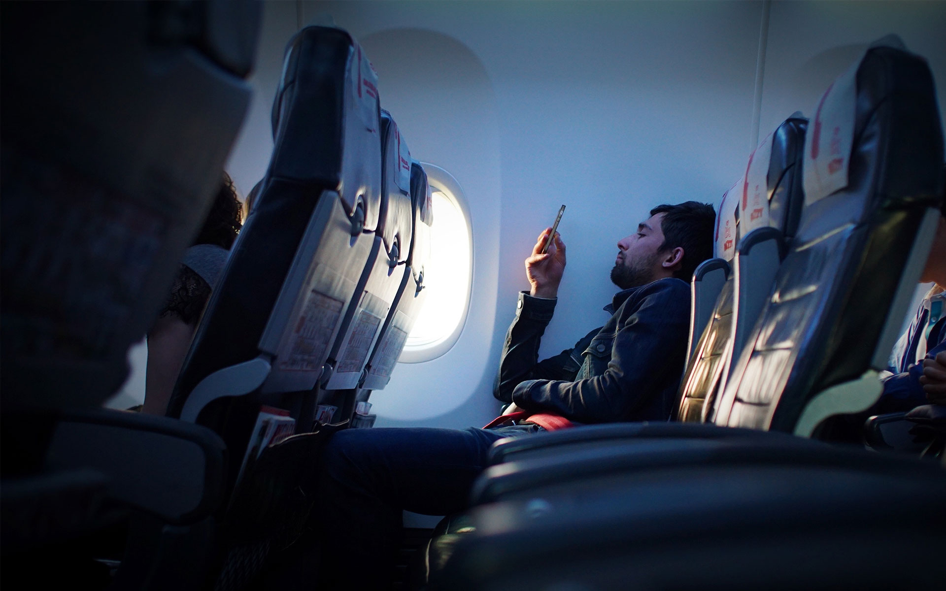 Mann im Flugzeug betrachtet programmatische Werbung