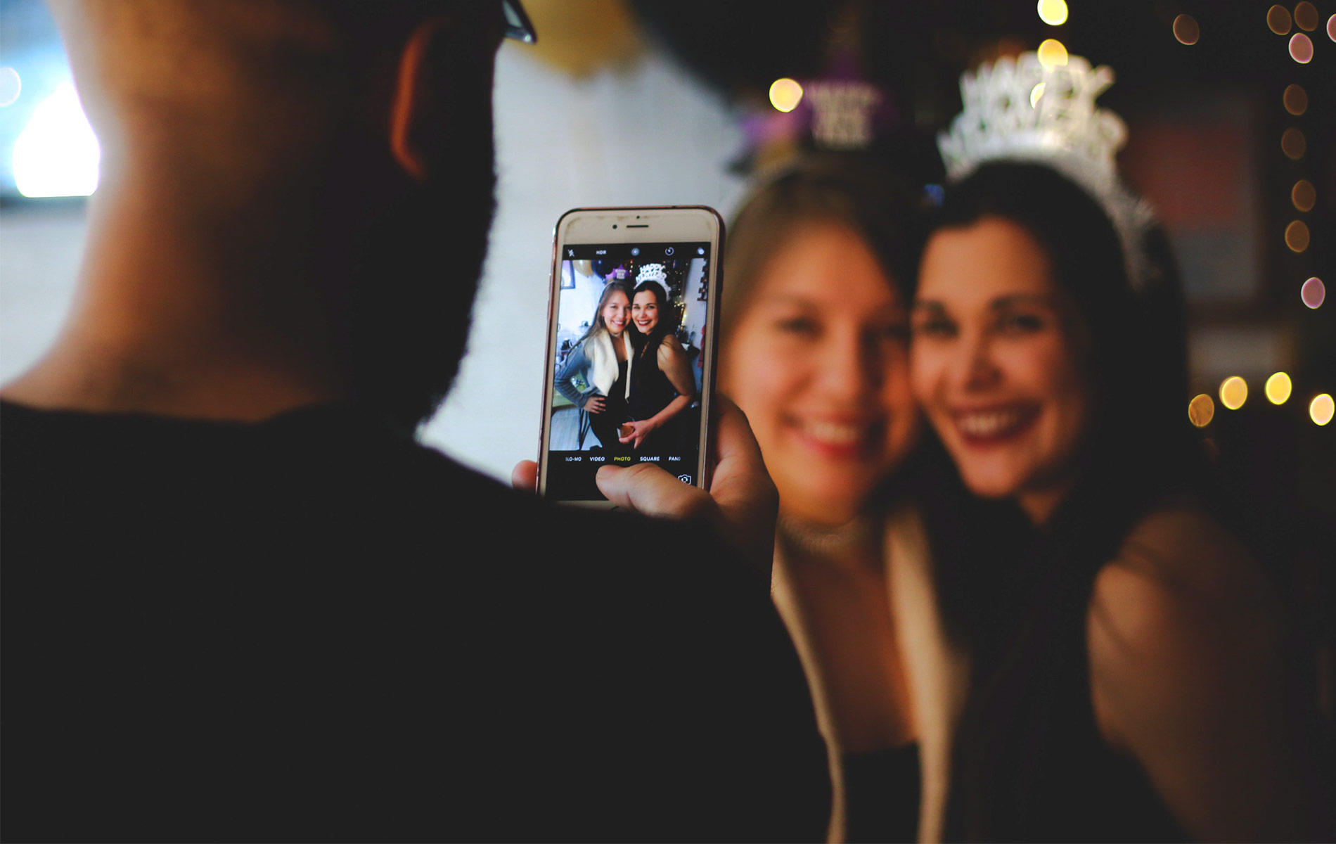 matter_of_design-strafen_fuer_influencer-01 junge Frauen fotografieren sich für ihr Social Media Profil